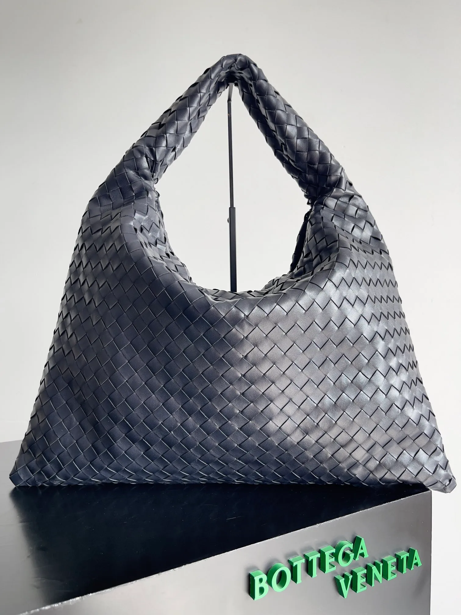 Batch 2160 Recently, I seem to be obsessed with this bag from BV~ The new Hop is really not too beautiful. The whole bag has no seams. The bag body and handles are made of one piece of leather. It embodies the style and essence of Bottega Veneta. It truly represents craftsmanship and creativity. The large size has a very loose and lazy upper body. Big bag lovers will definitely not regret buying it. Style number: 763970 Size: 53*24*13